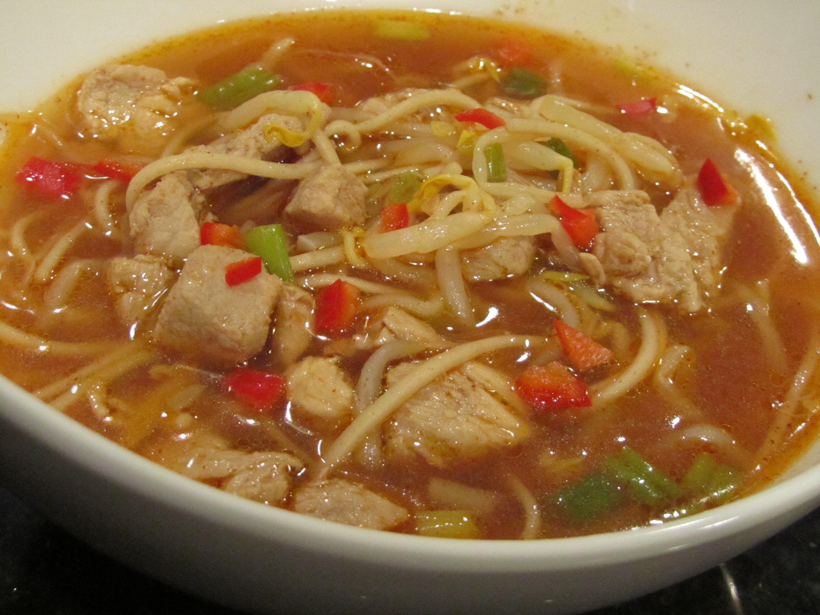 Суп лапша свиная. Малазийский суп с лапшой. Spicy Beef Noodle Soup лапша. Hot and Sour Beef Noodles. Суп лапша с яйцом на черном фоне.